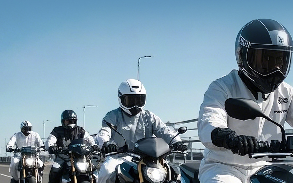 Conduite de moto, exploration en plein air et entraînement militaire