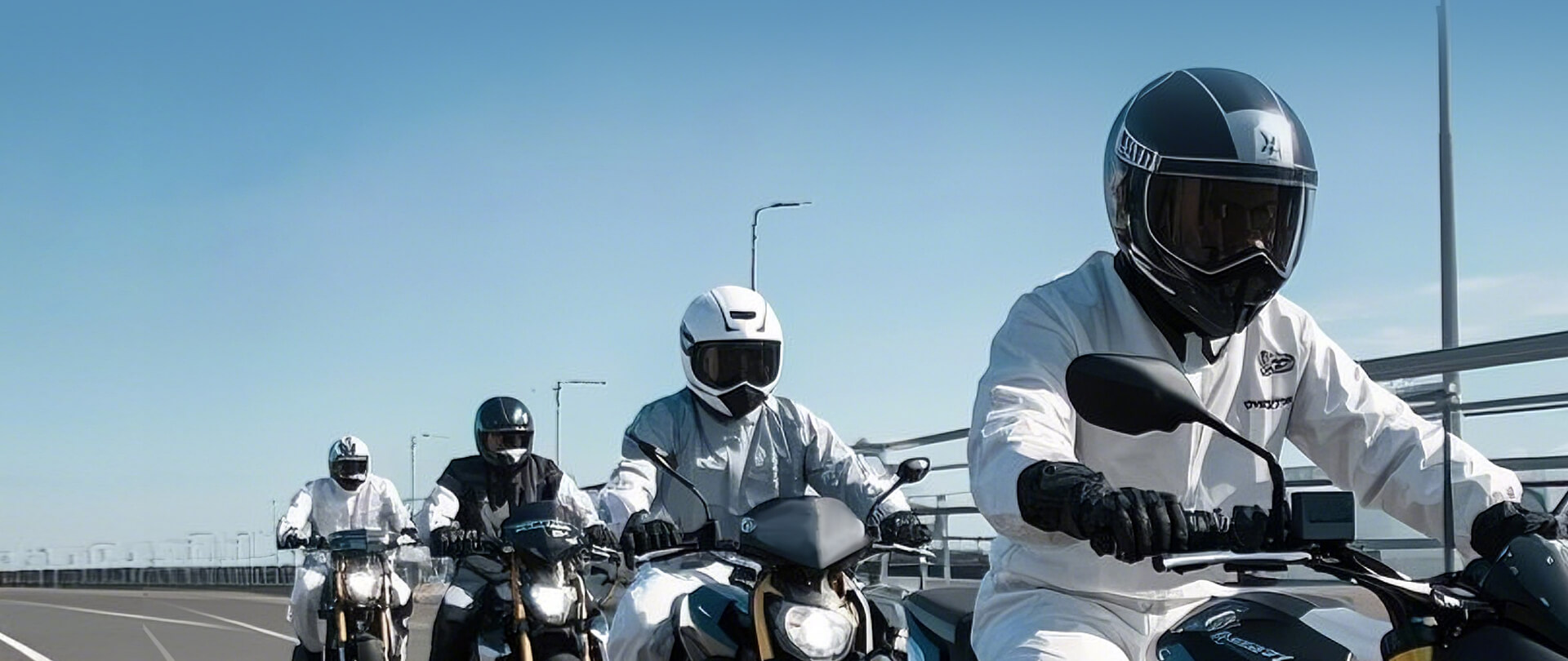 Conduite de moto, exploration en plein air et entraînement militaire