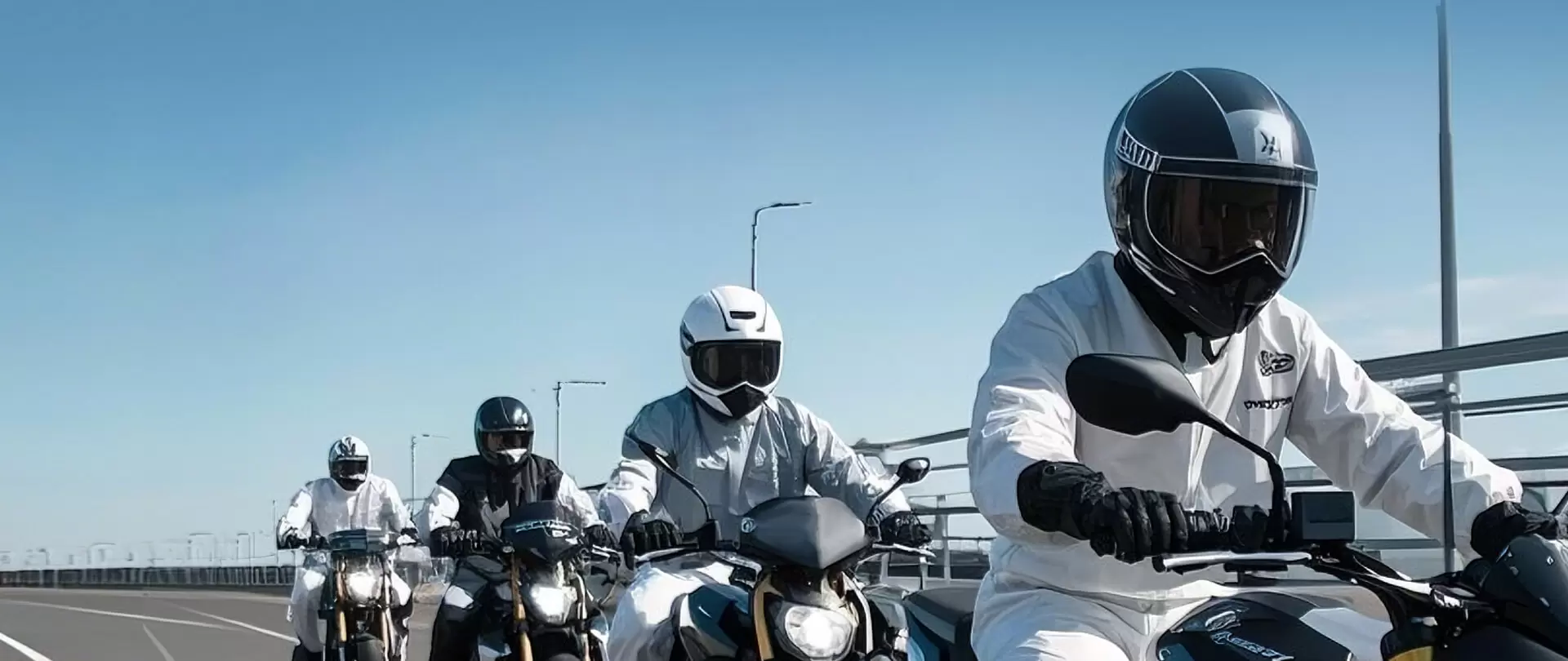 Conduite de moto, exploration en plein air et entra&icirc;nement militaire