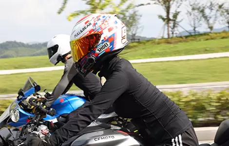 OHMIEX lance les &eacute;couteurs Bluetooth pour casque intelligent D9 : inaugurant une nouvelle &egrave;re de communication cycliste abordable avec une configuration professionnelle