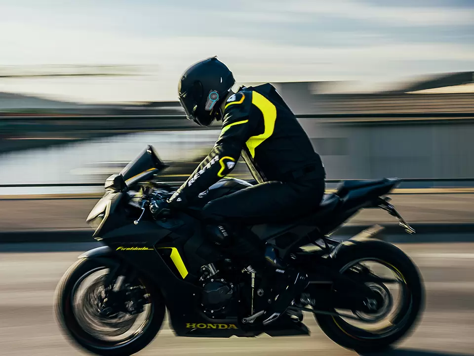 Conduite de moto, exploration en plein air et entra&icirc;nement militaire